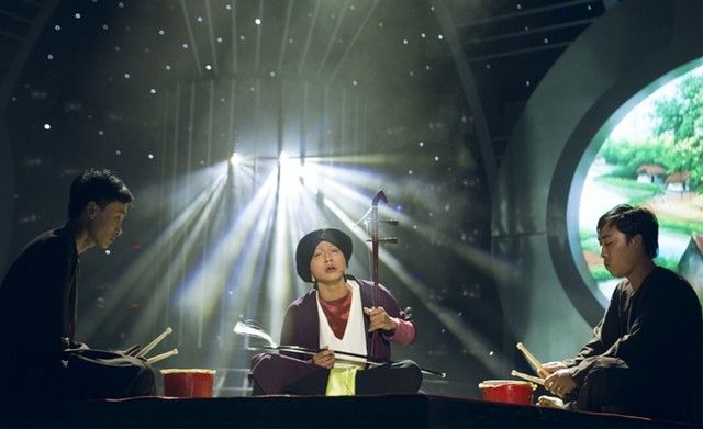 Trong tập 11, Hoài Lâm đã khiến khán giả phải thán phục khi hóa thân thành cố nghệ nhân Hà Thị Cầu. Thể hiện Xẩm thập ân, anh chàng không chỉ thể hiện một cách xuất sắc từ giọng hát, mà cả cử chỉ, điệu bộ đều không khác gì bản chính.