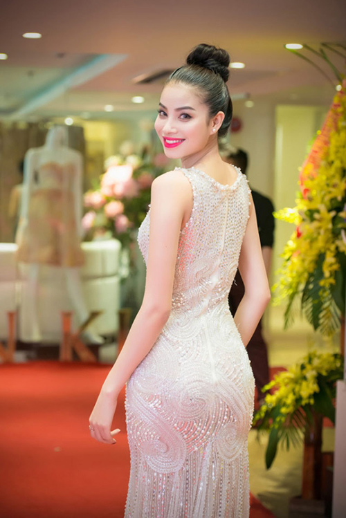 Người đẹp Phạm Hương cũng tự tin khoe vòng 3, được biết Hoa hậu cũng là một tín đồ của tập gym.  Mỗi khi rảnh rỗi cô lại đến phòng tập để tăng cường vóc dáng.