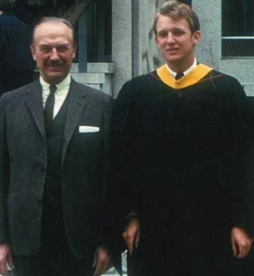 Sau khi rời trường Quân sự năm 1964, Donald Trump theo học tại Đại học Fordham trong hai năm, sau đó chuyển sang trường Kinh doanh Wharton thuộc Đại học Pennsylvania và tốt nghiệp năm 1968 với tấm bằng Kinh tế. Trong ảnh, ông Fred đến chúc mừng con trai nhân ngày ra trường. Ảnh: 