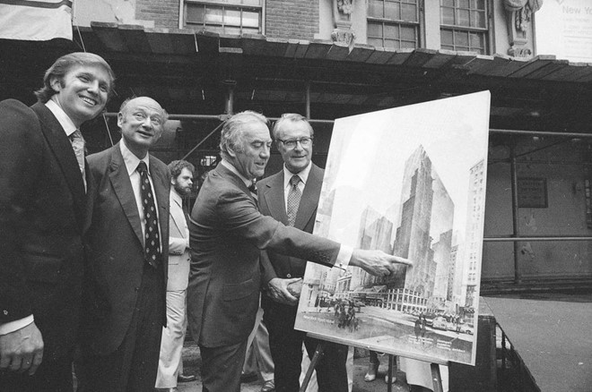 Trải qua những tháng ngày theo cha đến các công trình xây dựng, năm 1971, Donald Trump đã nắm trong tay quyền điều hành công ty. Sau khi chuyển tới Manhattan, ông tích cực tạo dựng các mối quan hệ, nắm bắt thời cơ kinh tế, đầu tư vào các dự án lớn, xây nhiều công trình độc đáo và dần khẳng định tên tuổi trong giới kinh doanh. Ảnh: 