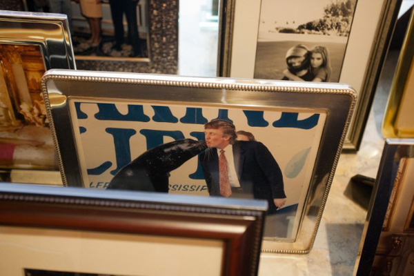 Những bức hình kỷ niệm của Trump và vợ con được bày trí gọn gàng bắt mắt trong căn hộ.