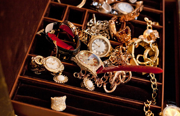 Và đây là một số đồ trang sức do tự tay Melania thiết kế như: đồng hồ, nhẫn, vòng đeo tay, hoa tai được đem đi tiêu thụ cho hãng trang sức nổi tiếng QVC với tổng giá trị ước tính mà phu nhân Tổng thống Mỹ thu lại được là 10.000 USD tương đương khoảng 10 đến 162 USD/1SP.