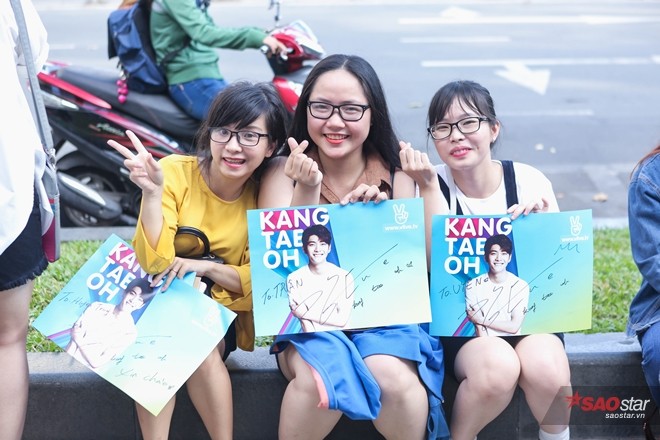 Gần 300 fan Việt đã có mặt từ rất sớm và xếp hàng ngay ngắn để gặp Kang Tae Oh.