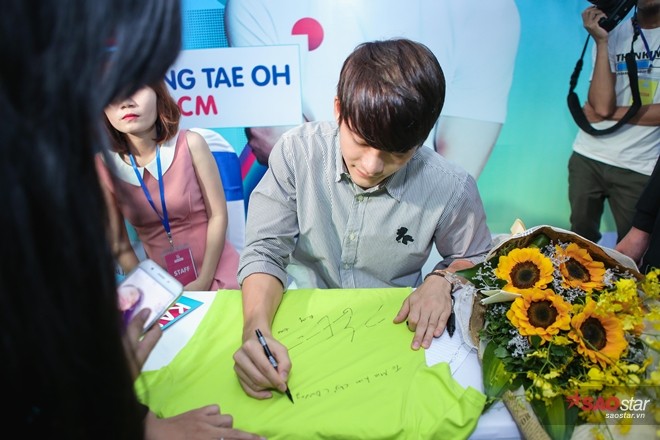 Một số người hâm mộ còn mang những vật dụng cá nhân như áo, sổ,… để xin chữ ký của Kang Tae Oh.