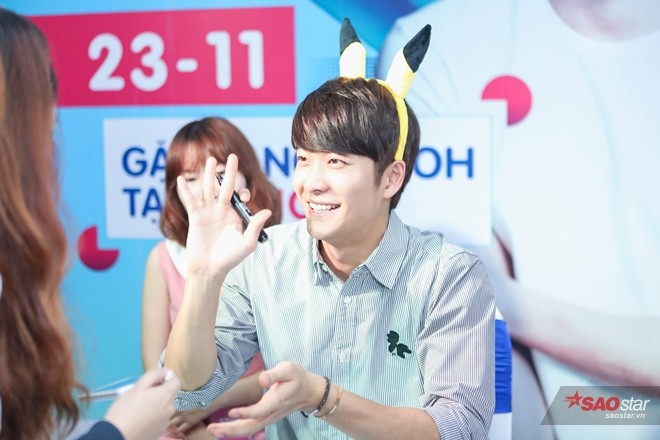Gần cuối buổi ký tặng, Kang Tae Oh “đốn tim” người hâm mộ khi “biến” thành chú pikachu vô cùng đáng yêu.