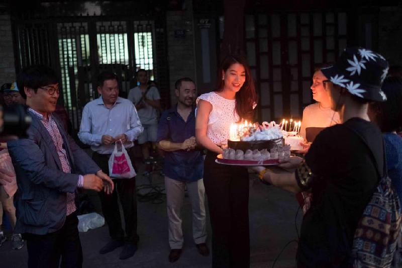 Trương Ngọc Ánh: Cám ơn tình cảm các tình yêu dành cho Trương Ngọc Ánh nhân ngày sinh nhật, 2 năm rồi sinh nhật trên trường quay.