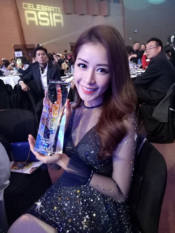 Chi Pu hào hứng khoe Giải thưởng Most Popular Online Drama vừa nhận được tại lễ trao giải WebTV Asia Awards 2016 ở xứ sở Kim Chi. 