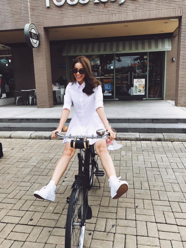 Phạm Hương tinh nghịch với chiếc xe đạp.