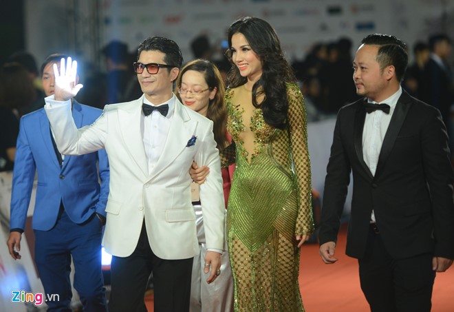 Vợ chồng Dustin Nguyễn - Bebe Phạm đẹp đôi trên thảm đỏ. Hồi tháng 9, họ vừa mang bộ phim Trúng số tham dự Liên hoan phim Kim Kê Bách Hoa lần thứ 25, diễn ra tại Trung Quốc. 