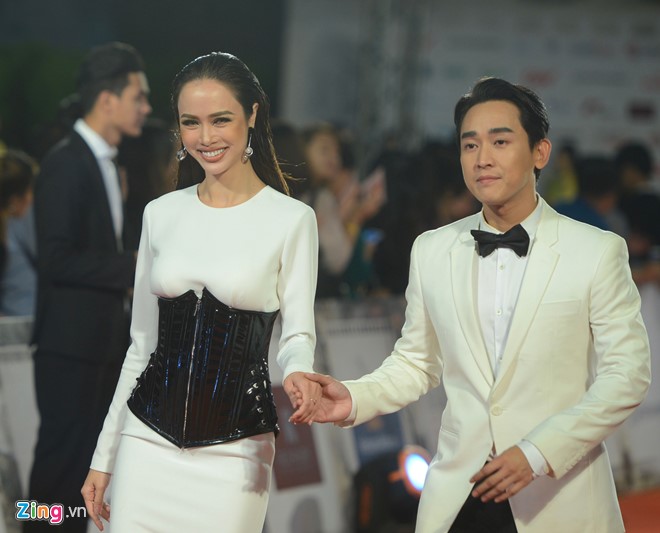 Diễn viên Ngọc Anh và Hứa Vĩ Văn sánh đôi tại lễ khai mạc. Top 5 Hoa hậu Việt Nam gây chú ý với kiểu mốt corset vốn được nhiều người đẹp quốc tế ưa chuộng. 
