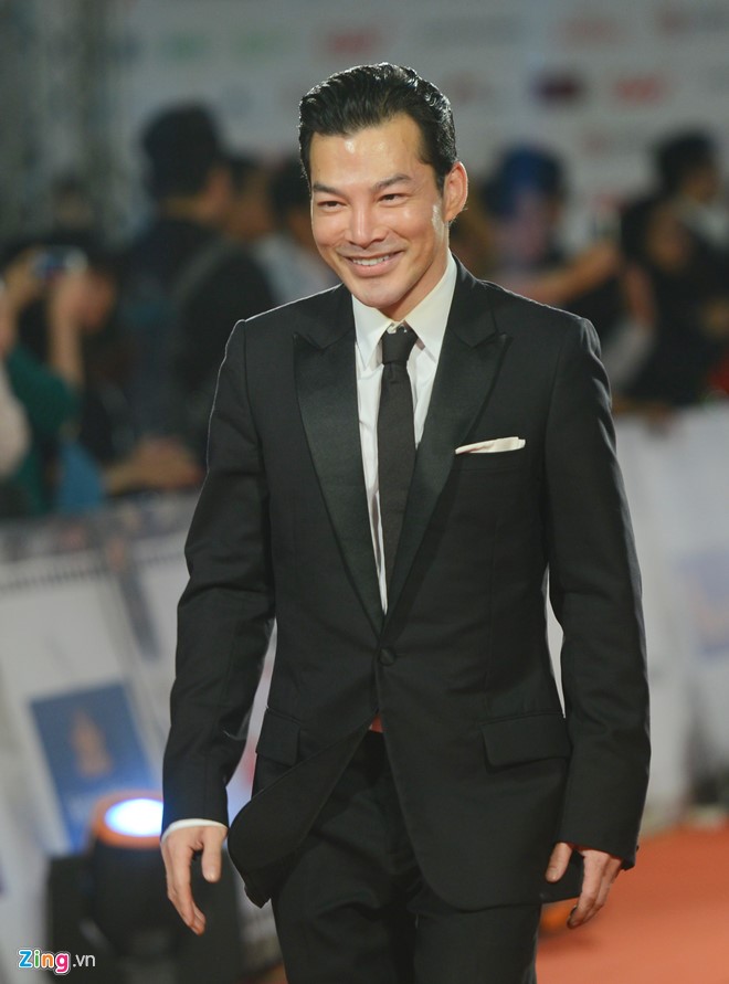 Diễn viên Trần Bảo Sơn bảnh bao trong trang phục suit.  