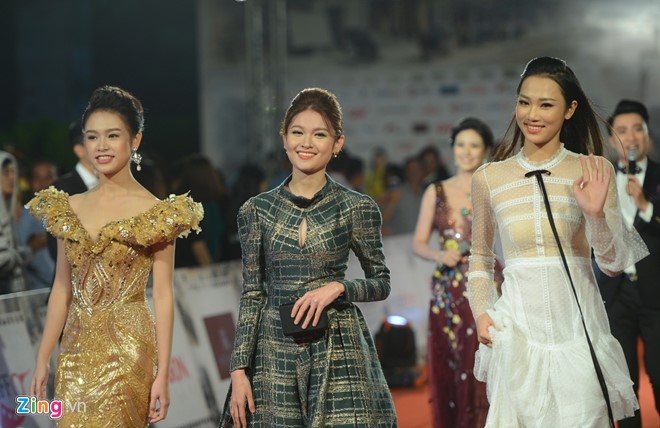 Hai người đẹp của Hoa hậu Việt Nam 2016 - Ngọc Vân (ngoài cùng bên trái) và Thủy Tiên (bên phải) chụp ảnh cùng á hậu Thùy Dung. 