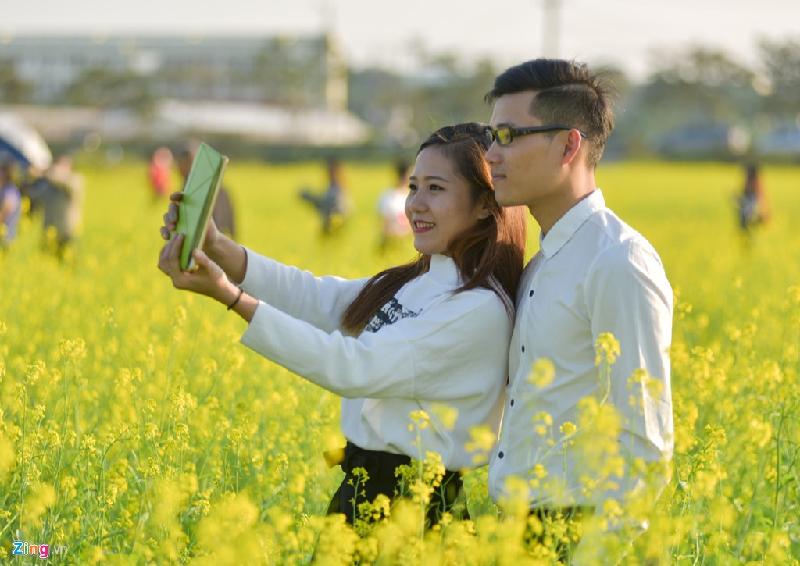 Phương cùng bạn trai là sinh viên Học viện Nông nghiệp Việt Nam cho biết năm nào cô cũng tới đây chụp ảnh với đồng hoa cải.