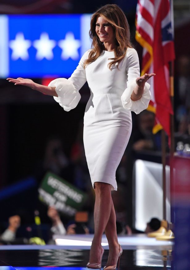 Trong khoảng thời gian ông Donald Trump vận động tranh cử, bà Melania ghi điểm với loạt trang phục hàng hiệu sang trọng, thanh lịch. Bà mặc kín hơn nhưng vẫn cuốn hút, khiến người đối diện phải chú ý. 