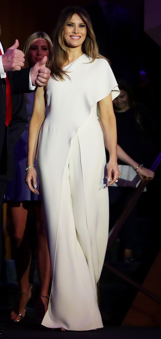 Bộ jumpsuit trắng hiệu Ralph Lauren mà bà Melania Trump mặc trong ngày bầu cử (8/11) cũng nhận được nhiều lời khen. 