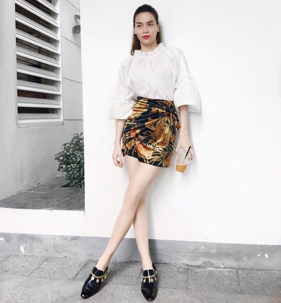 Tuần qua, Hà Hồ khéo léo khoe đôi chân thon dài trong chiếc áo sơ mi trắng tay loe điệu đà kết hợp váy họa tiết. Đôi giày kiểu cách cá tính góp phần tạo cho cô diện mạo sành điệu và hiện đại.