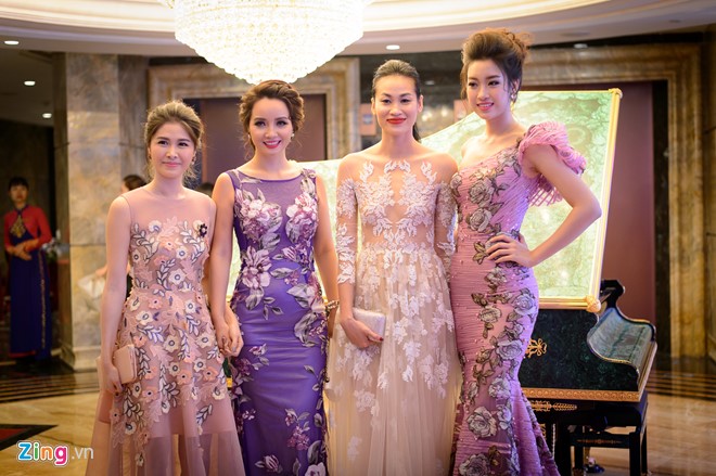 Hoa hậu Đỗ Mỹ Linh nổi bật khi chụp ảnh cùng dàn khách mời.
