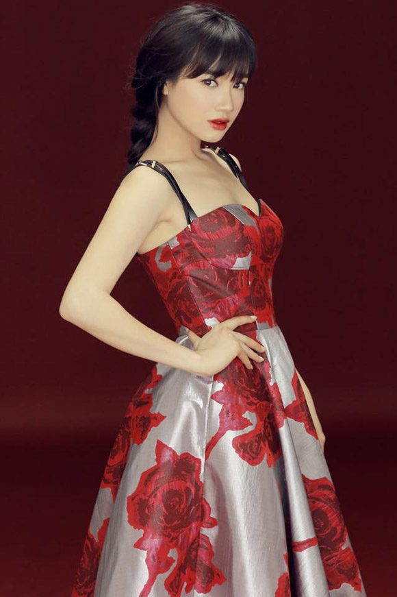 Màu son đỏ cùng họa tiết ton sur ton trên chiếc váy khiến Nhã Phương trở nên thu hút mọi ánh nhìn.