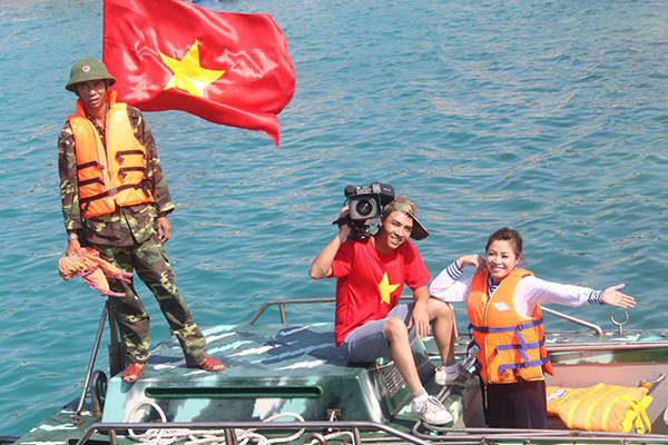 Theo một số thông tin, bạn trai mới của Hoàng Linh tên Trần Mạnh Hùng, đang làm quay phim tại Đài Truyền hình Việt Nam.