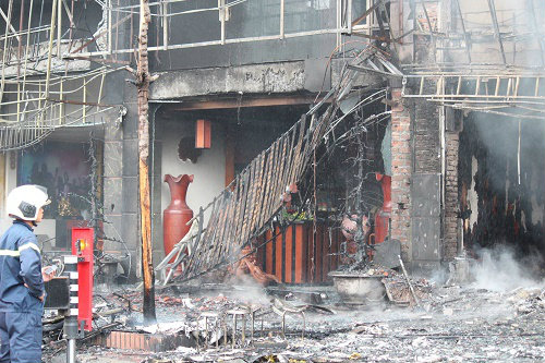 Vụ cháy đã thiêu rụi hoàn toàn 4 căn nhà trên phố Trần Thái Tông