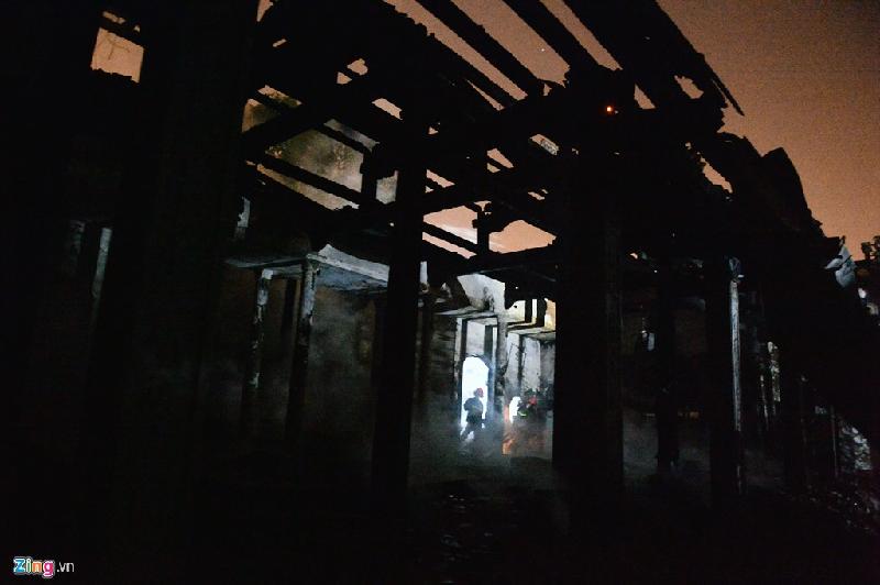 Toàn bộ hệ thống mái ngói tại gian thờ Tổ của chùa bị sập đổ xuống sàn.