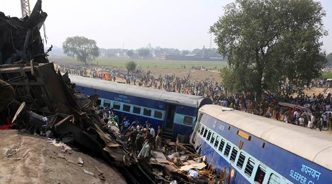 14 toa của đoàn tàu đi từ thành phố Patna đến thành phố Indore đã trật khỏi đường ray lúc 3h sáng 20/11 tại miền bắc Ấn Độ. Đoàn tàu chở khoảng 500 hành khách. Ảnh: Indian Express.
