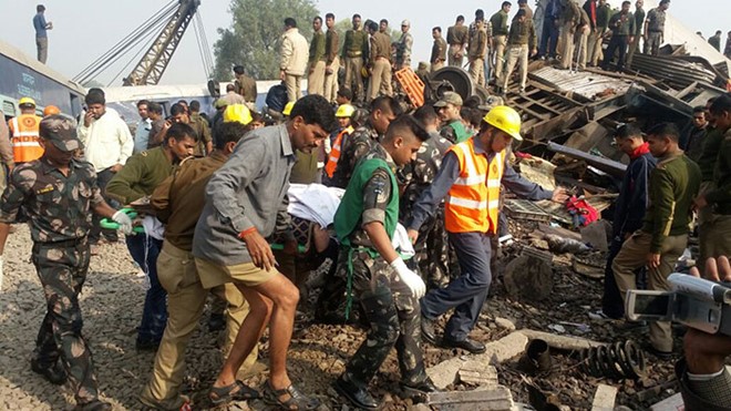 Theo Indian Express, tính đến 14h45 ngày 20/11 (giờ địa phương), vụ tai nạn khiến ít nhất 107 người thiệt mạng và 200 người bị thương. Ảnh: NDTV.