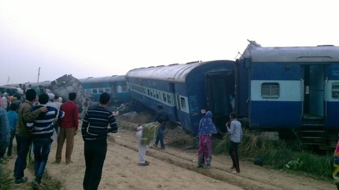 Thủ hiến bang Uttar Pradesh, ông Akhilesh Yadav, đích thân có mặt chỉ đạo các hoạt động cứu trợ. Bộ trưởng Đường sắt Ấn Độ Suresh Prabhu cũng lên đường đến hiện trường. Ảnh: Krishna Keshav.