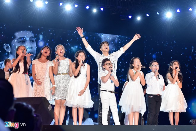Các học trò của nam ca sĩ tại The Voice Kids được anh mời dự live show như những khách mời đặc biệt. Anh và các em nhỏ đến từ 3 miền của đất nước hát ca khúc 
