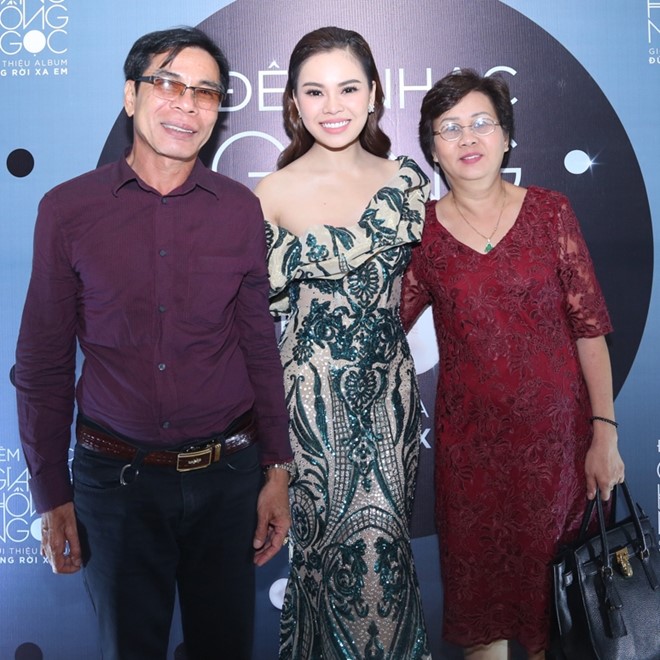 Đêm nhạc có sự tham gia của nhiều khách mời, trong đó không thể thiếu bố mẹ của Giang Hồng Ngọc. Cả hai đều bày tỏ sự tự hào trước thành quả của con gái sau 10 năm nỗ lực bám trụ với nghề.