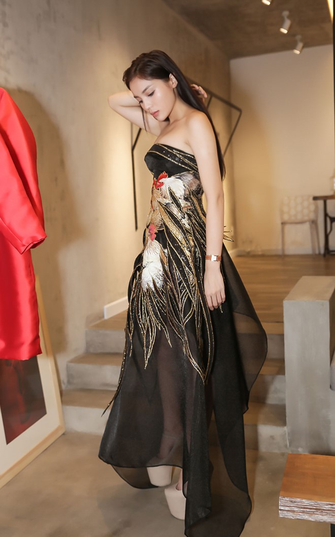 Hoa hậu Việt Nam chọn bộ đầm lấy cảm hứng từ họa tiết con gà trống cổ truyền, gắn liền với đời sống của người Việt. 