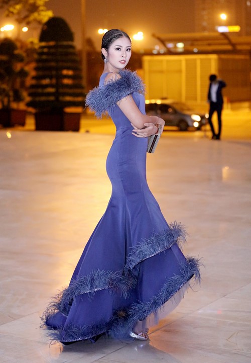 Trang phục của NTK Xuân Lê không chỉ hợp vóc dáng hoa hậu Ngọc Hân mà còn đưa cô vào danh sách sao đẹp tuần qua. Thiết kế gam xanh, đính lông vũ đồng thời hợp xu hướng thu đông 2016. Ảnh:
