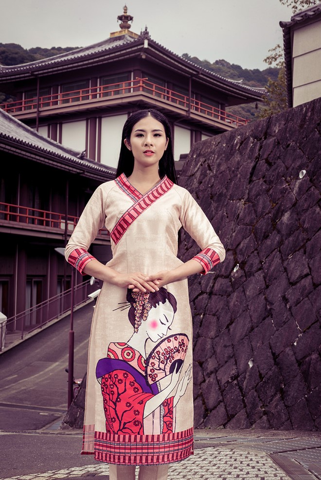 Đây là một mẫu áo dài cách tân với phần cổ lấy cảm hứng từ kimono. 