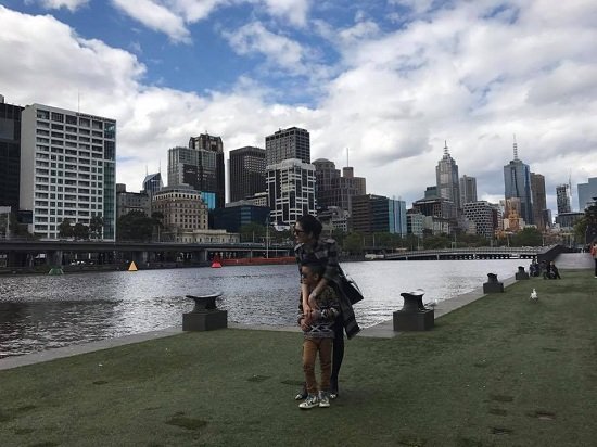 Trong chuyến lưu diễn của mình, Lệ Quyên cùng con trai đi thăm quan thành phố tuyệt đẹp -  New Zealand và Melbourne. Nữ ca sĩ chia sẻ: “Những ngày đầu tiên của em ở New Zealand và Melbourne. Em lớn thật rồi, thanh niên của mẹ”.