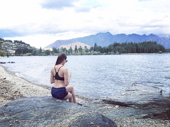 Hoa hậu Phạm Hương khoe dáng nuột nà bên biển trong chuyến du lịch tại New Zealand. Cô viết: “Đi ở ẩn 1 tuần nhé cả nhà”.