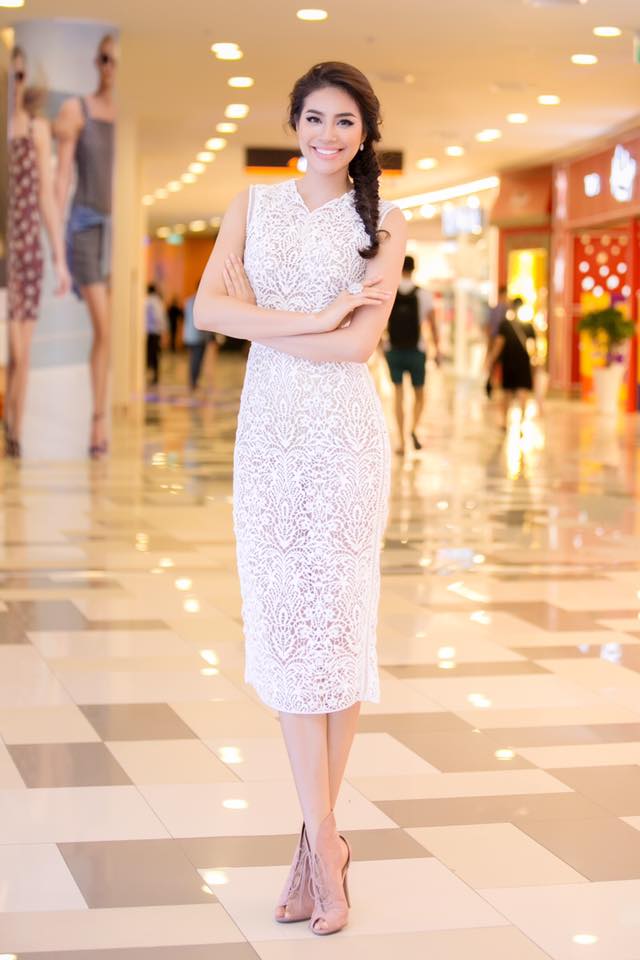 Phạm Hương khéo léo chọn chiếc đầm trắng ôm sát để khoe body  vạn người mê của mình