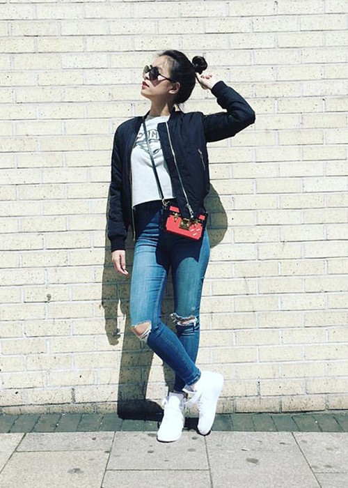 Hoàng Thùy Linh mang đậm phong cách đường phố khi cô nàng chọn đôi giầy sneakers đế bằng phối cùng jeans rách và áo khoác bomber cá tính để thoải mái vui chơi tại trời tây.
