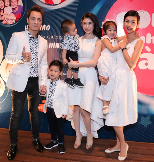 Gia đình ca sĩ Đăng Khôi - bà xã Thủy Anh và hai con Đăng Khang 4 tuổi, Đăng Anh 10 tháng tuổi. Đây cũng là gia đình đông thành viên nhất của chương trình.
