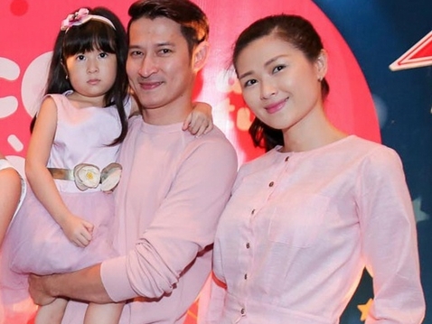 Huy Khánh lần đầu đưa vợ và con gái lên sóng truyền hình