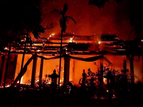 Hiện trường vụ cháy ngôi chùa cổ ven hồ Tây lúc nửa đêm