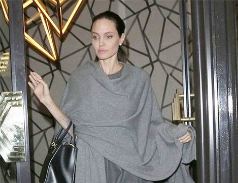 Angelina Jolie gầy gò, chỉ còn 35 kg sau ly hôn Brad Pitt
