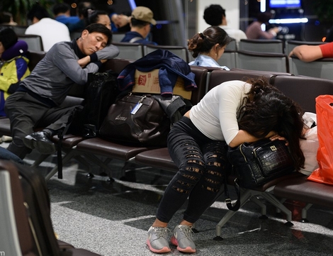 Muôn kiểu ngủ đêm ở sân bay hiện đại nhất Việt Nam