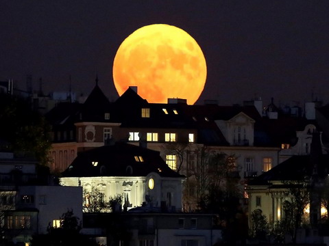 Siêu trăng sáng nhất 68 năm trên bầu trời thế giới