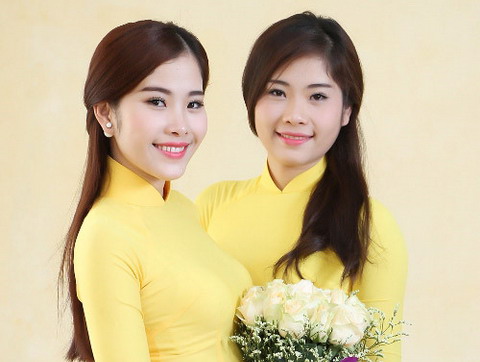 Đây là cặp chị em song sinh gợi cảm đang gây xôn xao mạng xã hội Việt