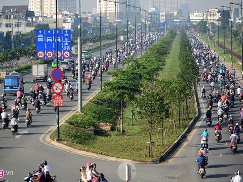 Xe máy chiếm hết làn đường ôtô ở đại lộ đẹp nhất Sài Gòn