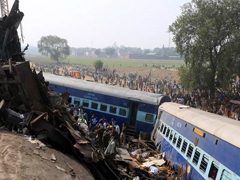 Hiện trường vụ tàu hỏa trật bánh, hơn 100 người chết ở Ấn Độ