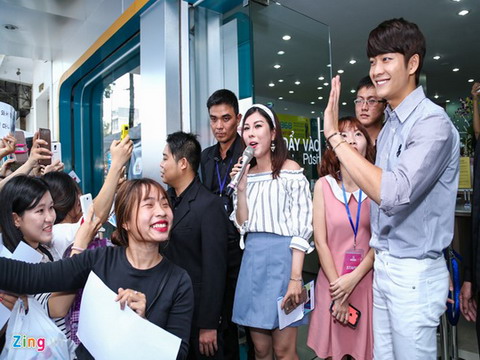Fan Việt xếp hàng dài chờ gặp Kang Tae Oh ở Sài Gòn