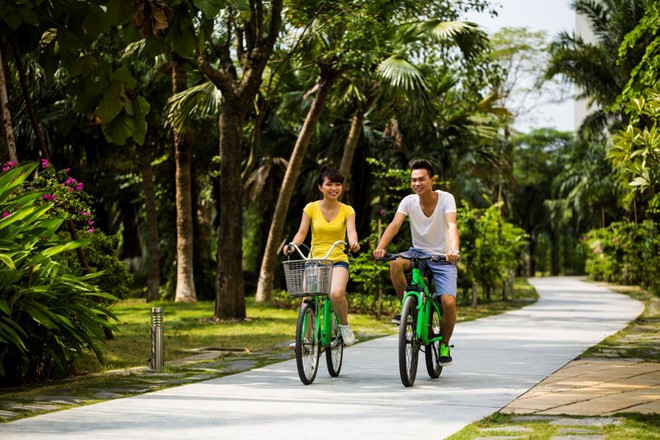 Các cặp đôi cũng thường chọn EcoPark làm điểm hẹn hò lãng mạn cuối tuần. Thong thả đạp xe giữa con đường ngập nắng vàng sẽ mang đến kỷ niệm đẹp cho bạn và người ấy.