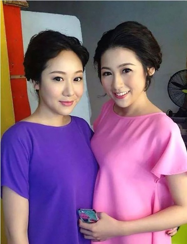 Hoa hậu Ngô Phương Lan và Á hậu Tú Anh cùng có khuôn mặt đầy đặn, phúc hậu… Nếu không giới thiệu chắc bạn sẽ nghĩ họ là hai chị em sinh đôi phải không?