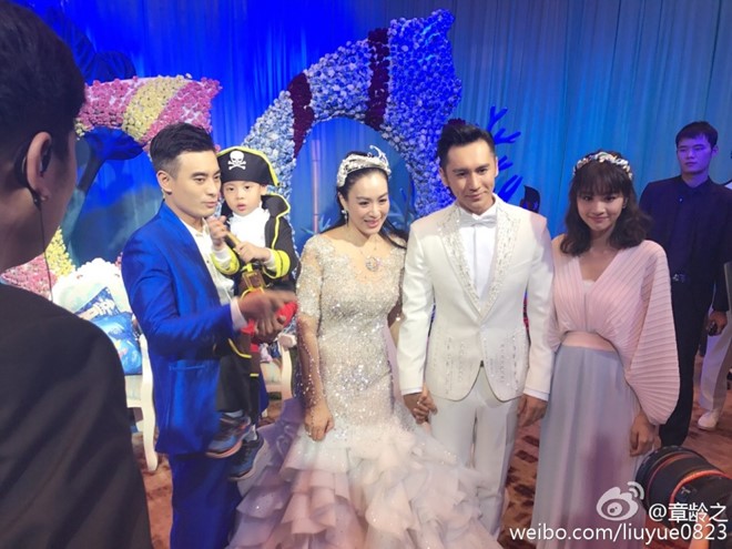 Tối 8/11, hôn lễ của Chung Lệ Đề và Trương Luân Thạc tổ chức tại Bắc Kinh (Trung Quốc). Nữ diễn viên 46 tuổi hóa thân thành mỹ nhân ngư trong ngày trọng đại. "Đó là giấc mơ của tôi. Từ bé, tôi đã thích là nàng tiên cá sống hạnh phúc bên hoàng tử", cô chia sẻ.
